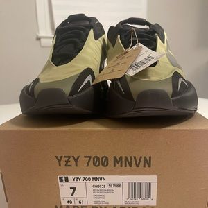 YZY 700 MNVN NEW W/ TAGS Size 9 women (7 men)